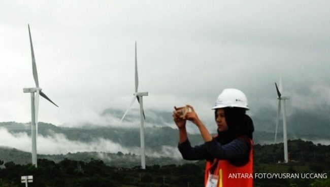 Pengunjung memotret turbin milik Pembangkit Listrik Tenaga Bayu (PLTB) Sidrap di Kecamatan Watang Pulu Sidenreng Rappang (Sidrap), Sulawesi Selatan, Senin (15/1). PLTB Sidrap berkapasitas 75 MW dan merupakan PLTB terbesar di Asia Tenggara yang masuk dalam program listrik 35.000 MW dan menurut rencana akan rampung pada pertengahan Februari 2018. ANTARA FOTO/Yusran Uccang/ama/18