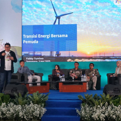 Fabby Tumiwa dalam diskusi Panel Central Java Youth Sustainability Forum 2025