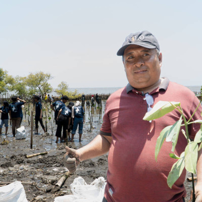 Kegiatan Pembersihan Sampah dan Penanaman Bibit Mangrove dihadiri oleh warga sekitar dan diwakili oleh Ketua RW 09 Desa Kesunean Selatan, Cirebon, doc : IESR