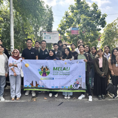Staf IESR bersama dengan Koalisi Energi Bersih bali dan Komunitas Motor Listrik Bali melakukan Fun Riding Kendaraan Listrik